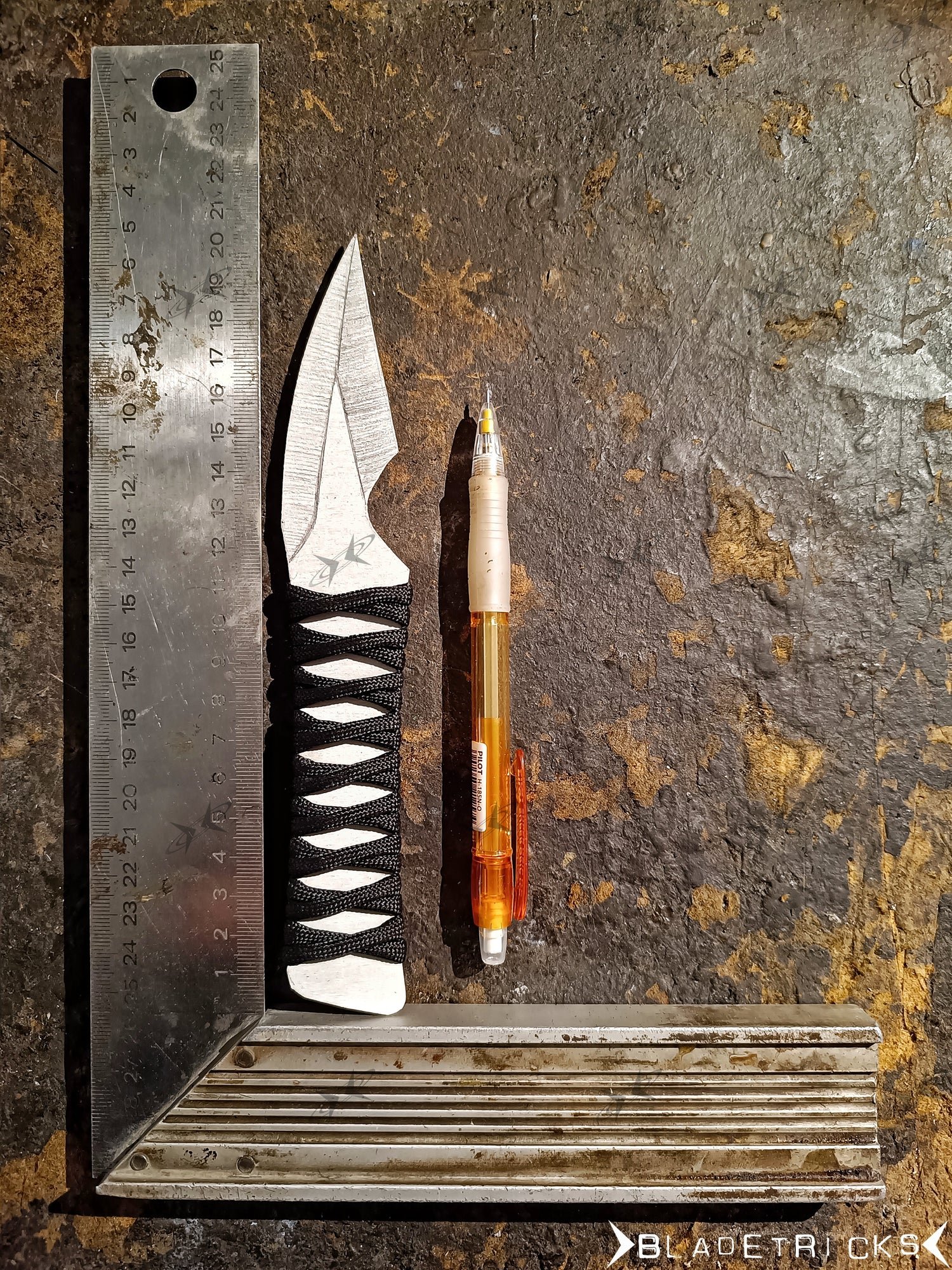 THE NOSAF RAAL KNIFE: FROM CUSTOM REQUEST TO CRITICAL TOOL