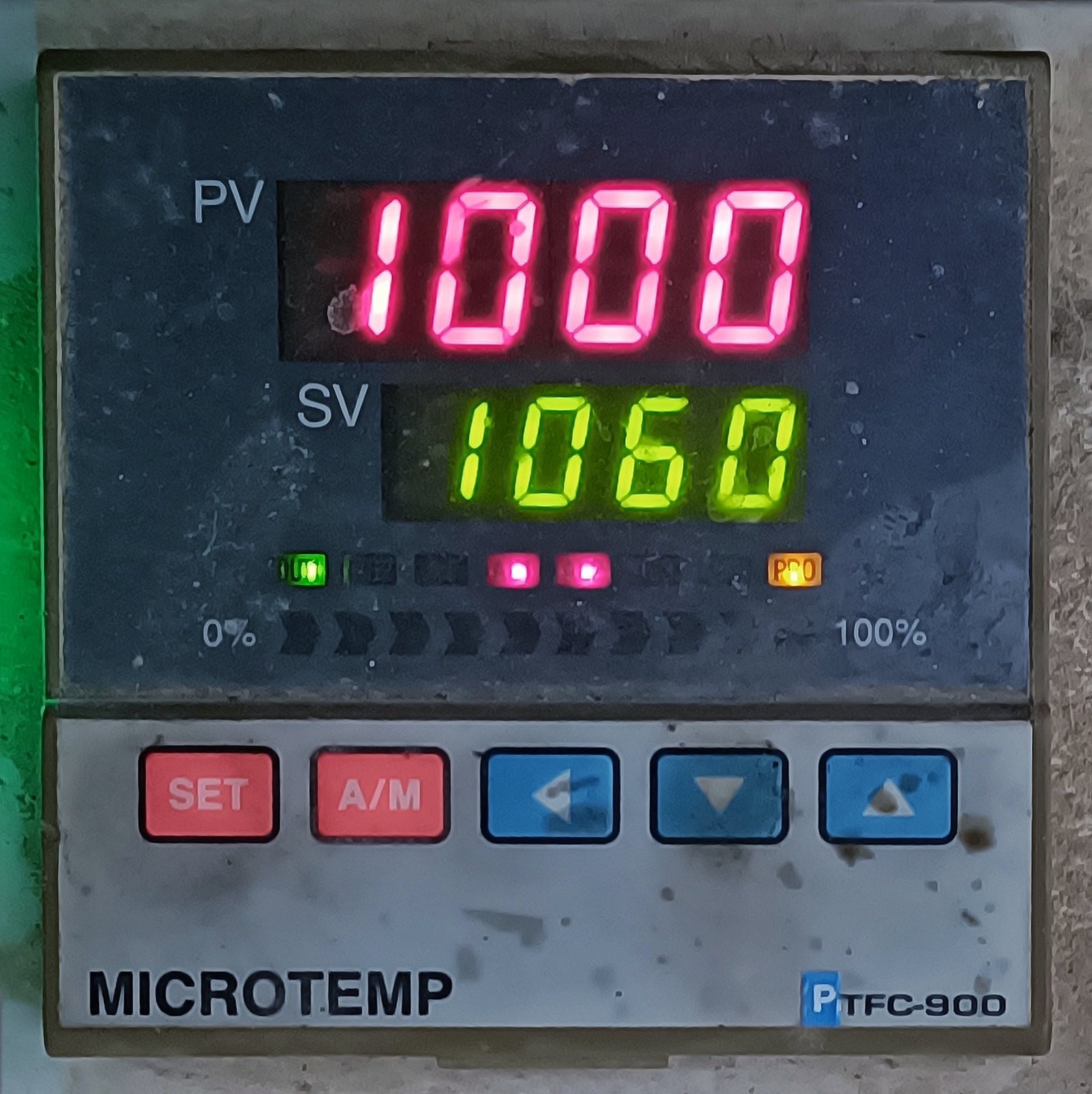 Microtemp TFC-900 kiln controller showing process value 1000 degrees Celsius and setpoint 1060